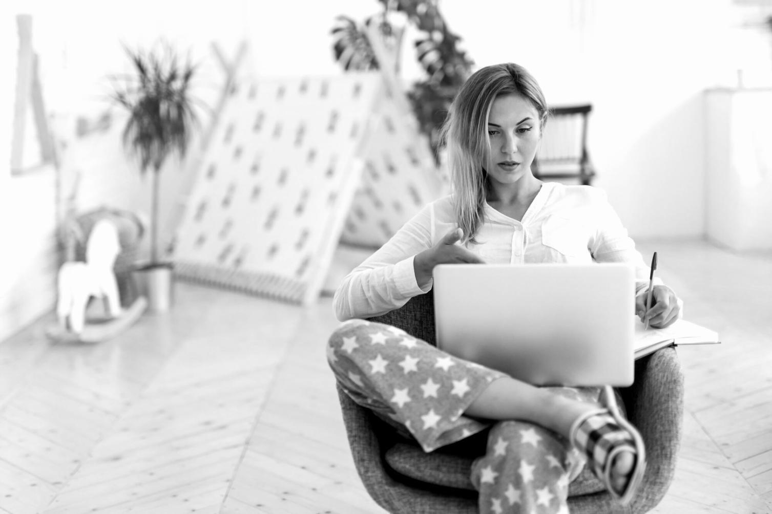 Real trading environment showing market analysis and automated systems in action